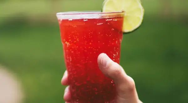 Orzeźwiające tinto de verano z plasterkiem limonki, idealne na letnie popołudnie.