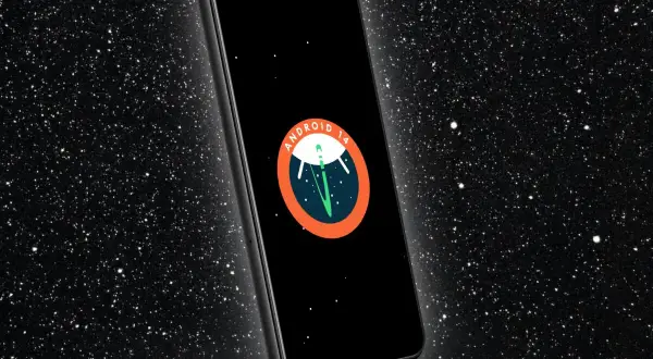 Teléfono con pantalla negra mostrando el logo de **Android 14** en un fondo estrellado.