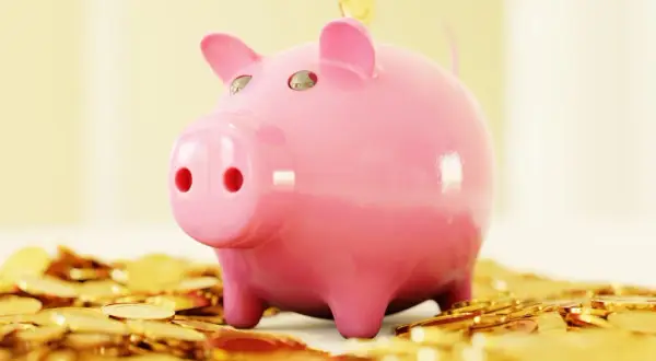 Un cochon rose, entouré de pièces d'or, symbolise l'épargne et le potentiel de remboursement de myheritage.