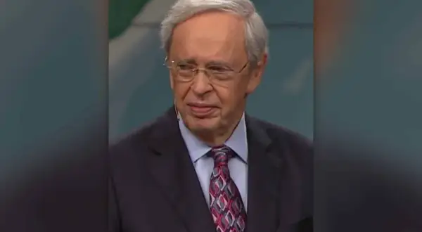 Porträt von Dr. Charles Stanley, einem älteren Mann mit Brille und grauem Haar, der einen Anzug mit gemustertem Krawatte trägt.