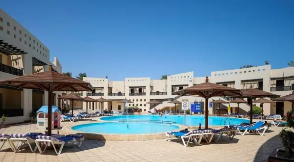 Basen i leżaki w Blend Club Aqua Resort. Opinie o tym miejscu są zazwyczaj pozytywne, zwłaszcza jeśli chodzi o strefę basenową.