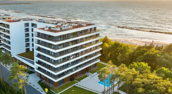 Nowoczesny apartamentowiec z basenem i widokiem na morze. Idealne darłowo noclegi blisko morza dla rodzin i par.