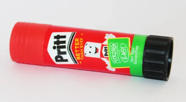Sztyft kleju Pritt, nie cyjanoakryl, z napisem "Strong Easy". Idealny do prac plastycznych i napraw.