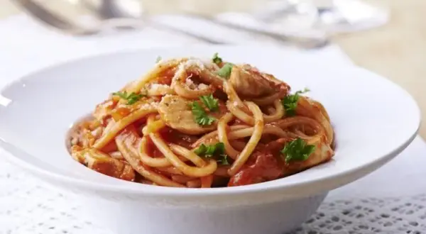 Spaghetti z kurczakiem: Jak zrobić idealne? Szybkie przepisy i triki