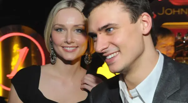 Patrycja Krogulska i jej nowy partner uśmiechają się do obiektywu. W tle neonowy napis.