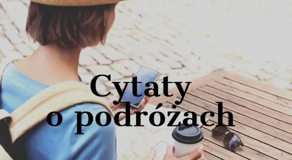 Kobieta w kapeluszu przegląda telefon, obok kubek kawy i mapa. Inspirujące cytaty o podróżach czekają na odkrycie.