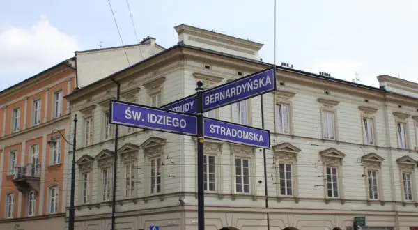 Kraków: tablice uliczne Św. Idziego, Stradomska, Bernardyńska. Czerwona ruta po polsku to nazwa szlaku turystycznego.