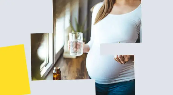 Kobieta w ciąży pije wodę, obok buteleczka z suplementem. Dba o siebie i dziecko, rozważając kolagen w ciąży.