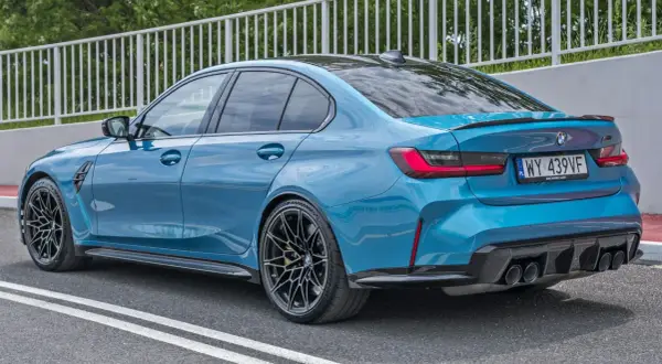 Niebieskie BMW M3 z dyfuzorem i spojlerem. Sprawdź aktualną bmw m3 cena i konfigurację.