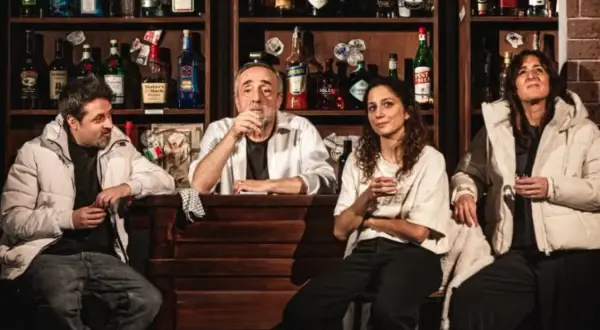 Silvio Orlando e altri attori in "Ciarlatani", un'opera teatrale che promette recensioni entusiastiche.