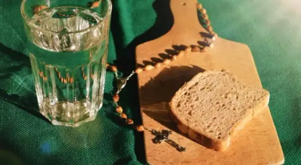 Post w piątek po 60. roku życia: zaskakujące zasady, które musisz znać