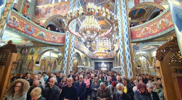 Ile trwa msza w cerkwi? Odkryj zaskakujące różnice w czasie trwania