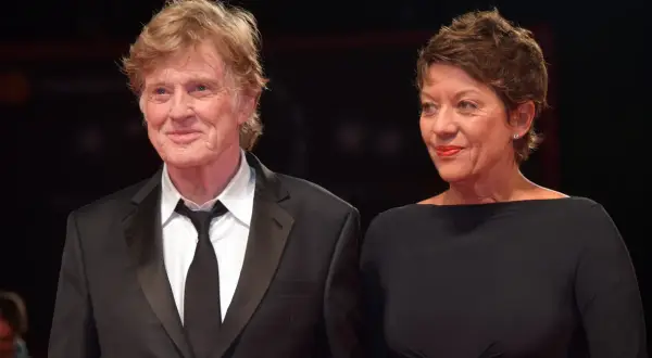 Robert Redford z żoną na czerwonym dywanie.