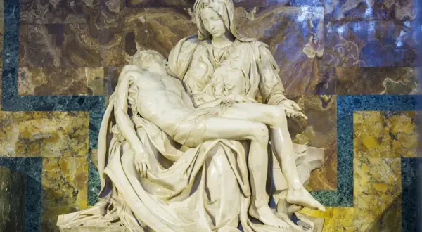 Pieta Michała Anioła: Matka Boska z ciałem Chrystusa na kolanach, marmurowa rzeźba pełna bólu i piękna.