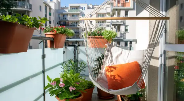 Jak osłonić balkon w bloku? Poradnik: prywatność, słońce, wiatr