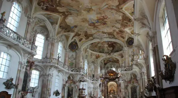 Prunkvolle Deckenmalerei und Stuckverzierungen in der Birnau Kirche. Ein Meisterwerk barocker Pracht.