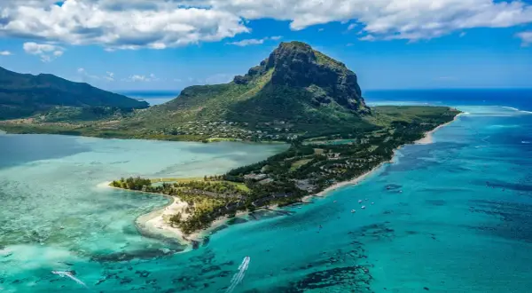 Rajska plaża na Mauritiusie, gdzie turkusowa woda i bujna zieleń zachęcają do relaksu. Pamiętaj o Mauritius szczepienia przed podróżą!