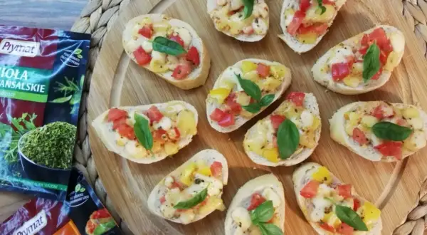 Zapiekanki z mozzarellą, pomidorami i bazylią na grzankach.