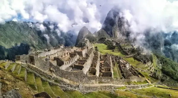 Machu Picchu, ukryte w chmurach, zachwyca kamiennymi budowlami i tarasami. Ciekawostki o tym miejscu pobudzają wyobraźnię.