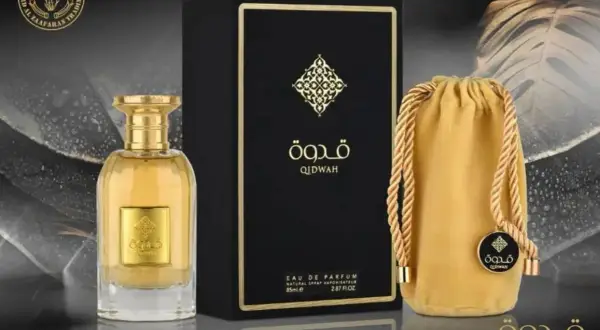 Eleganckie arabskie odpowiedniki perfum Qidwah: flakon, czarne pudełko i złoty woreczek.