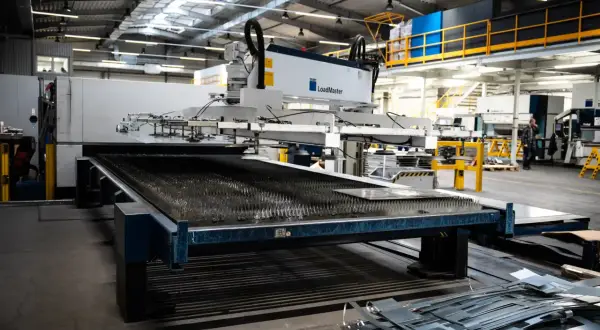 Maszyna do cięcia blachy laserem w warsztacie przemysłowym.