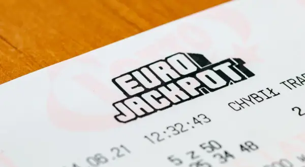 Fragment kuponu Eurojackpot z widocznym logo, datą, godziną i numerami.