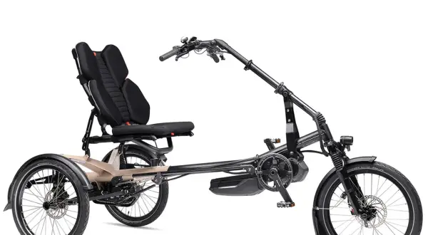 Ein schwarzes Dreirad mit Sitz und E-Motor auf weißem Hintergrund.