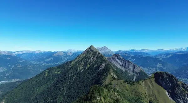 Vue panoramique sur la majestueuse annecy montagne, avec des sommets verdoyants et un ciel bleu azur.
