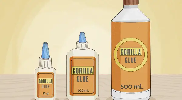 Trois bouteilles de colle forte Gorilla Glue de différentes tailles. Apprenez comment enlever de la colle forte avec ces produits.