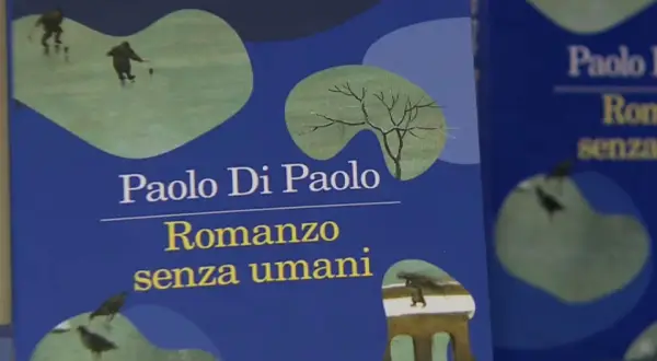 Copertina del libro "Romanzo senza umani" di Paolo Di Paolo, con illustrazioni evocative.