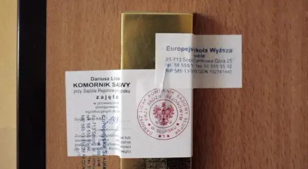 Co może zabrać komornik z mieszkania rodziców? Uniknij utraty rzeczy