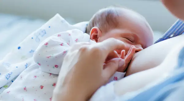 Nawet gdy mama ma przeziębienie, karmienie piersią jest bezpieczne i zdrowe dla maluszka.