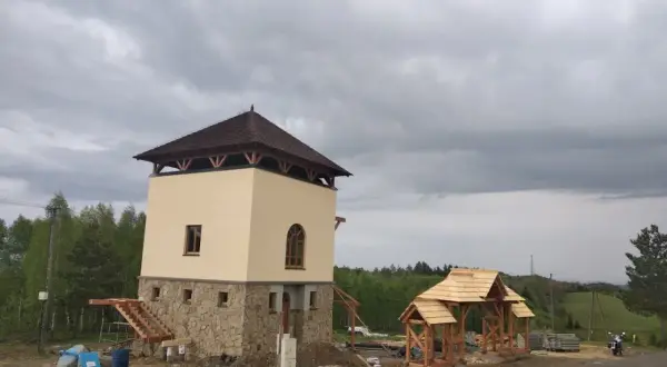 Budowa wieży widokowej w Czarnorzekach. Obok powstaje drewniana wiata.