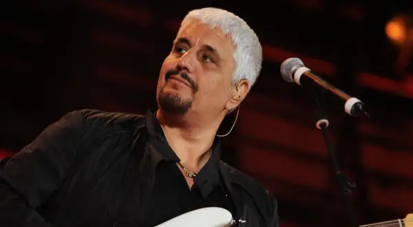 Pino Daniele, con la sua chitarra bianca, ricorda i testi di una bambina.