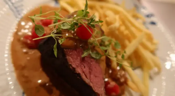 Perfekt tillagad oxfile sous vide med krämig sås, pommes frites och färska örter. En festmåltid!