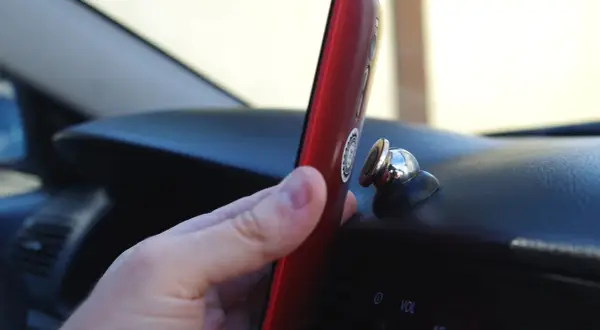 Jak zamontować uchwyt na telefon do deski rozdzielczej bez problemów
