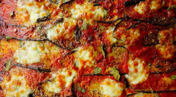 Aubergines à la parmigiana, une véritable recette italienne avec des couches d'aubergines grillées, sauce tomate et fromage fondant.