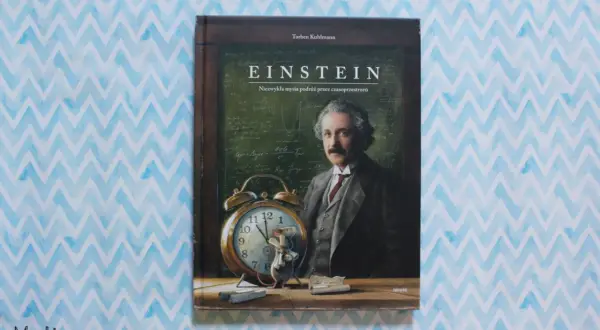 Okładka książki z wizerunkiem Einsteina, myszką i zegarem na tle wzorzystego tła.