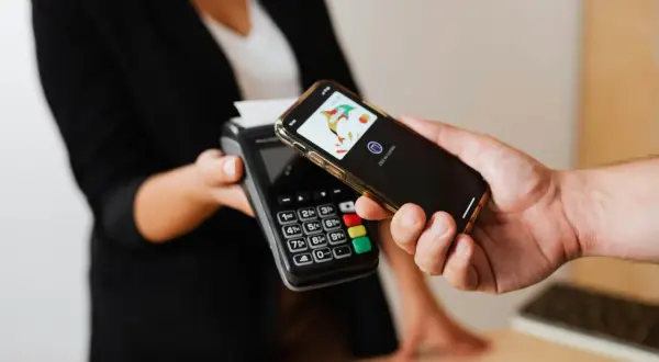 Zbliżasz telefon do terminala, by zapłacić. Wiesz już, jak włączyć NFC w telefonie, by płatności były szybkie i wygodne.