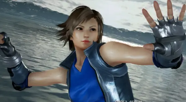 Anna Williams w Tekken 7, jak odblokować postacie. Zbliżenie na jej twarz i rękawicę.