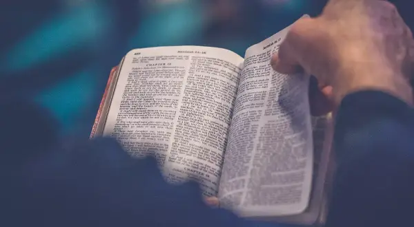 Jak czytać Biblię instrukcja, aby zrozumieć jej głębię i przesłanie