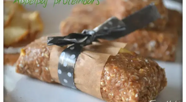 Äppelpaj proteinbars, perfekt för en hälsosam fika. Ett enkelt recept på proteinbars med äppelpajsmak.