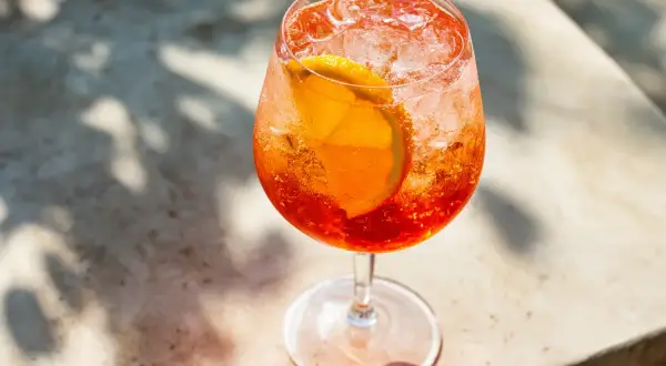 Ett glas Aperol Spritz med is och apelsinskiva. Perfekt för ett somrigt aperitif.