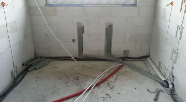 Tynki czy hydraulika – dlaczego kolejność ma kluczowe znaczenie w budowie