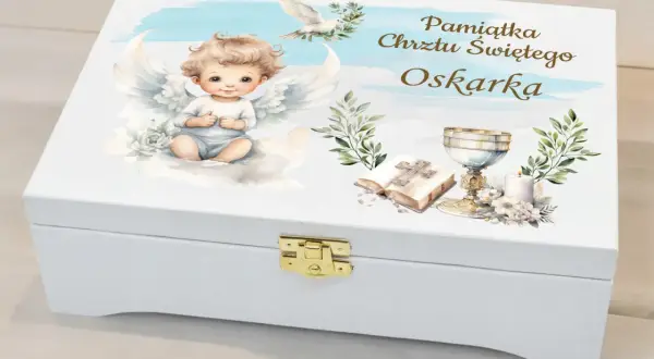 Biała szkatułka z aniołkiem i symbolami chrztu, idealna na oryginalne prezenty na chrzest dla chłopca.