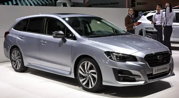 Srebrny Subaru Levorg na wystawie, z ludźmi w tle.