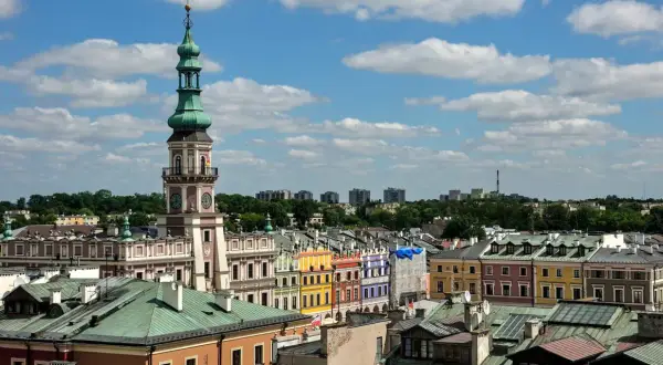 Widok na kolorowe kamienice i wieżę ratuszową na Starym Mieście w Zamościu.