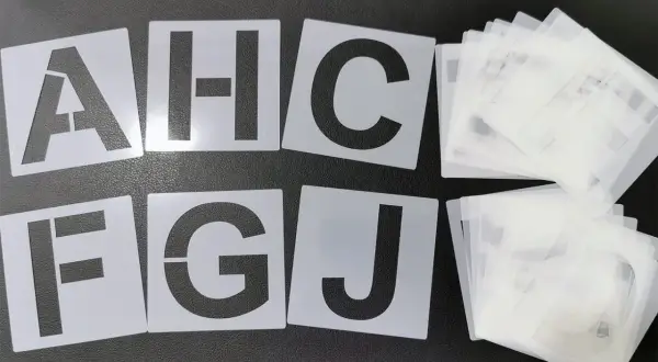 Ensemble de pochoirs pour la création pochoir personnalisé. Lettres A, F, H, G, C, J visibles.