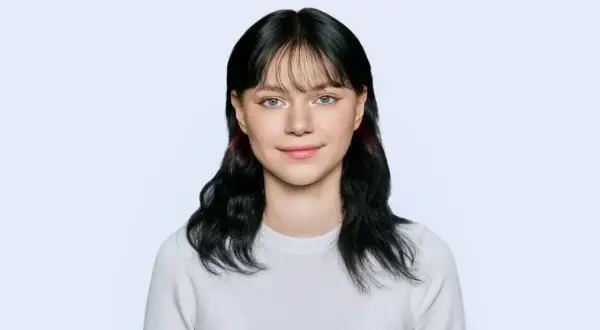 Portret młodej kobiety w białej bluzce, idealny jako inspiracja, zdjęcie do dowodu jak się ubrać.