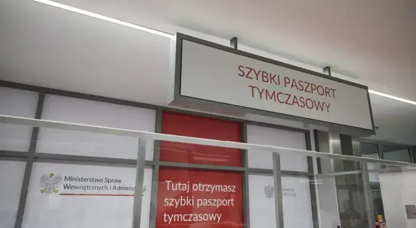 Szybki paszport tymczasowy – informacja na tablicy nad punktem obsługi. Tutaj otrzymasz dokument.